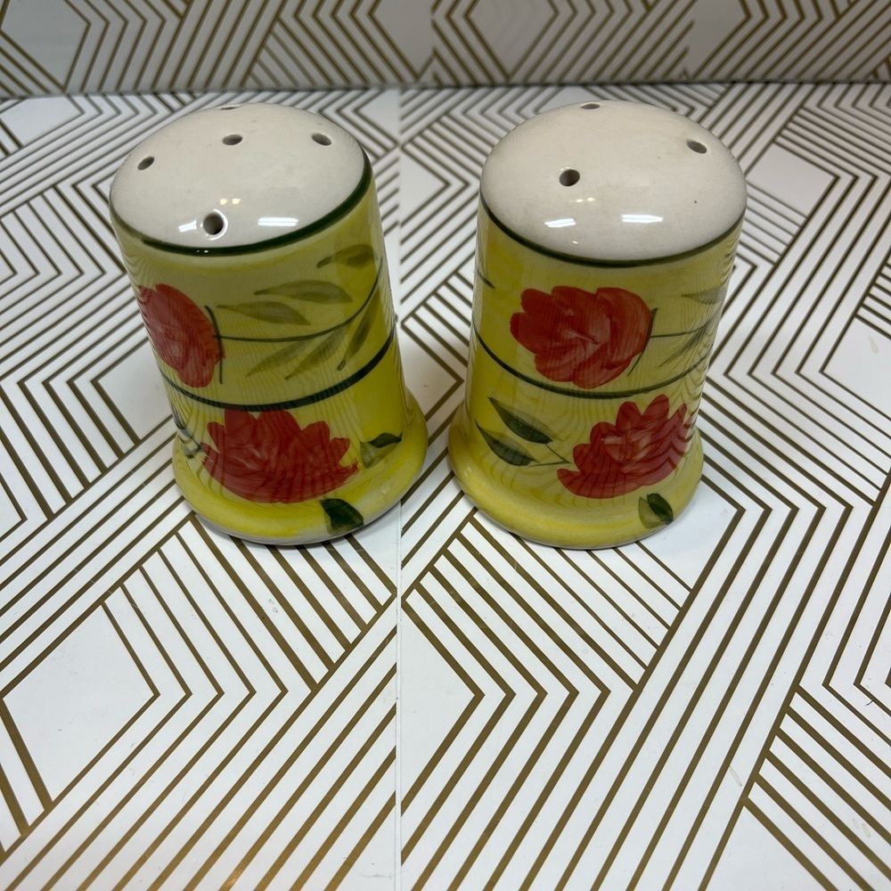 Vintage Riverside Resort Hotel and Casino Salt & Pepper Shakers Floral